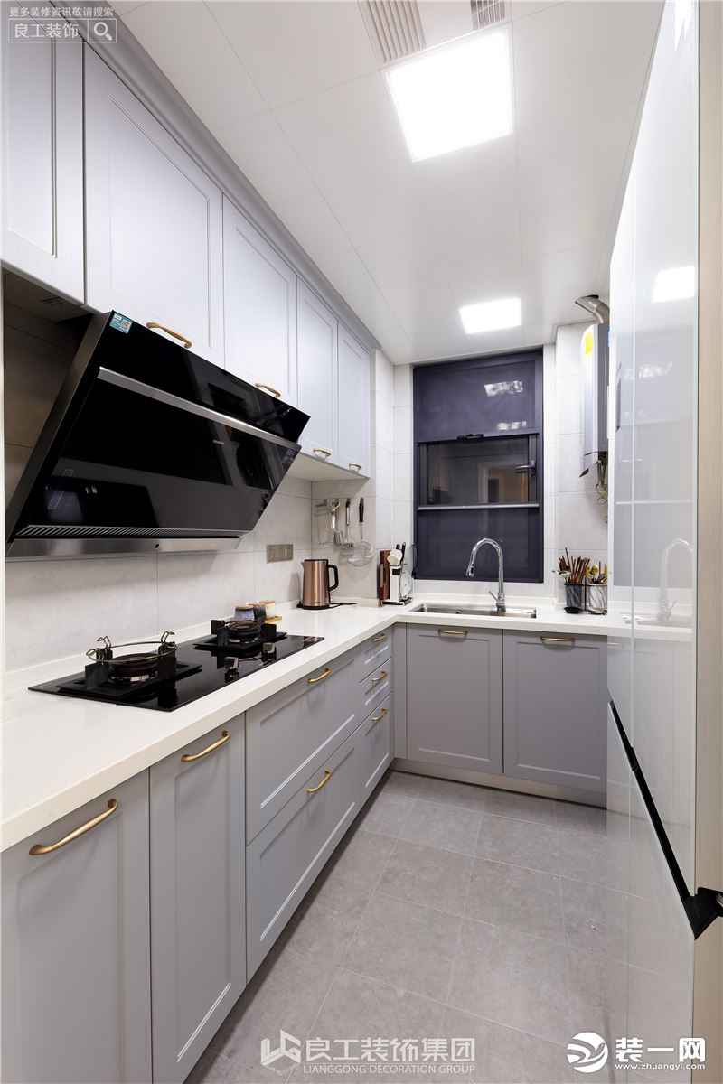 厨房是比较狭长的直线空间，做成L型的操作空间；在合理的动线设计下即使空间再小，也不会有拥挤的感觉。