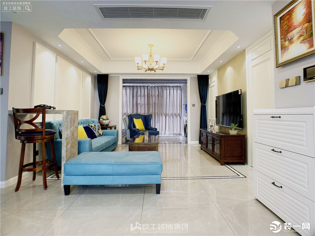 蓝色的沙发、黄色的抱枕、精致的铆钉搭配起来舒适合宜，恰到好处的润泽了视觉的饱和度