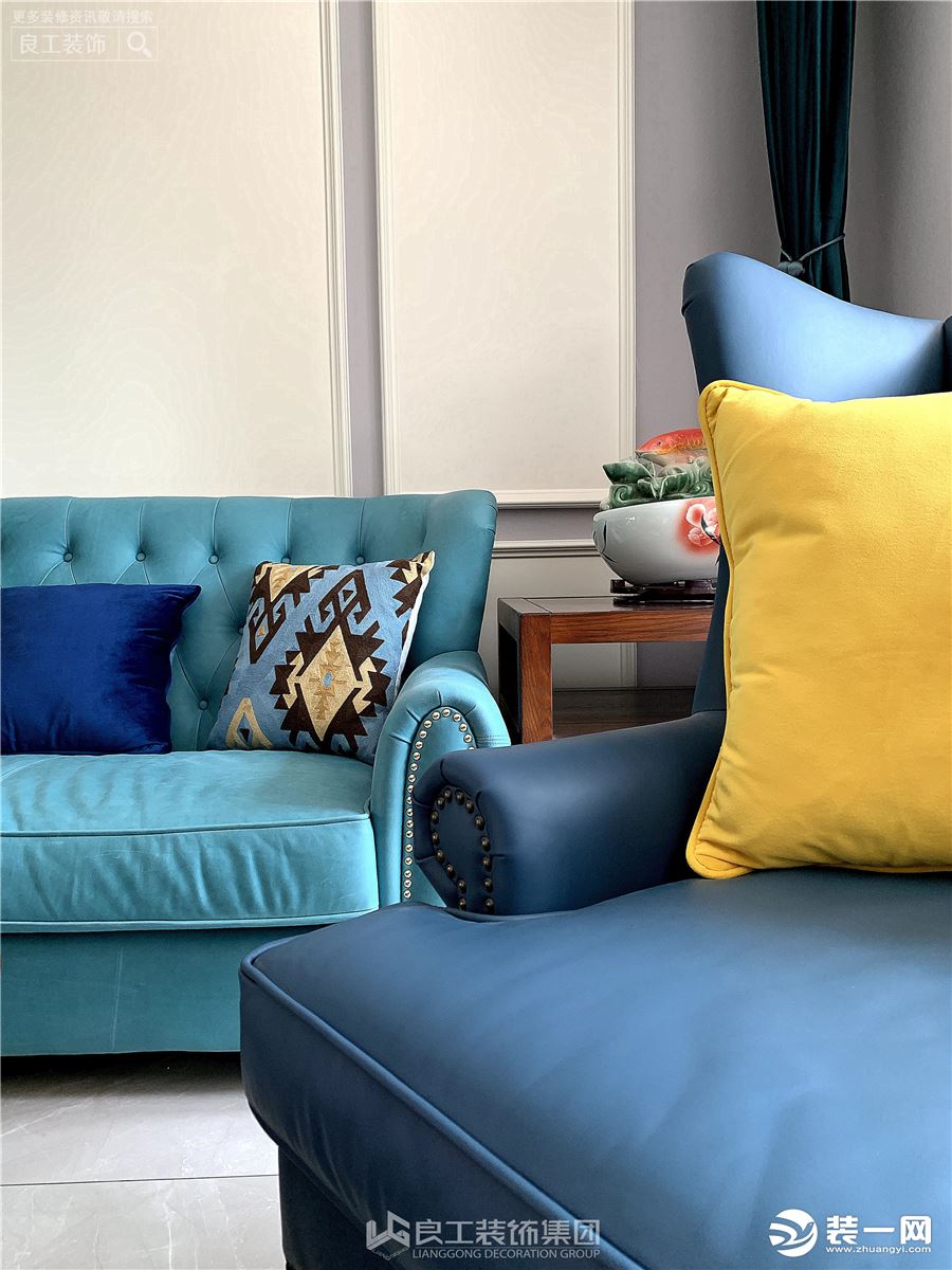蓝色的沙发、黄色的抱枕、精致的铆钉搭配起来舒适合宜，恰到好处的润泽了视觉的饱和度