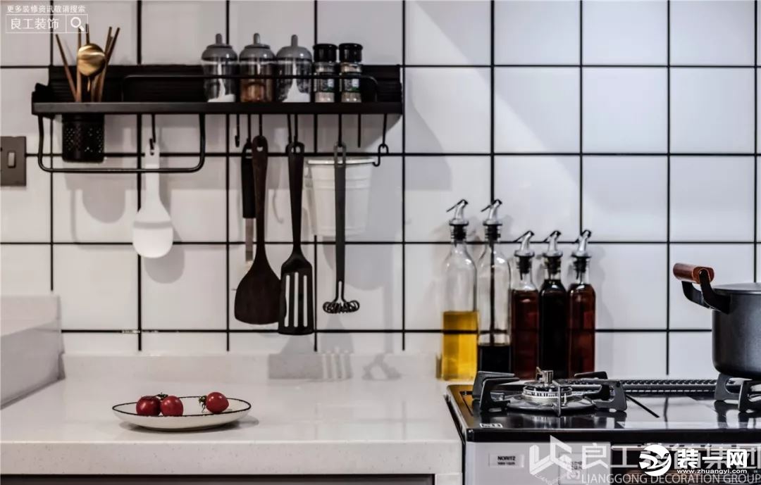 厨房的整体搭配和配色也是偏宜家北欧风的，U型的设计可以堪称是最好的布局，白色方块瓷砖让整体清新舒适