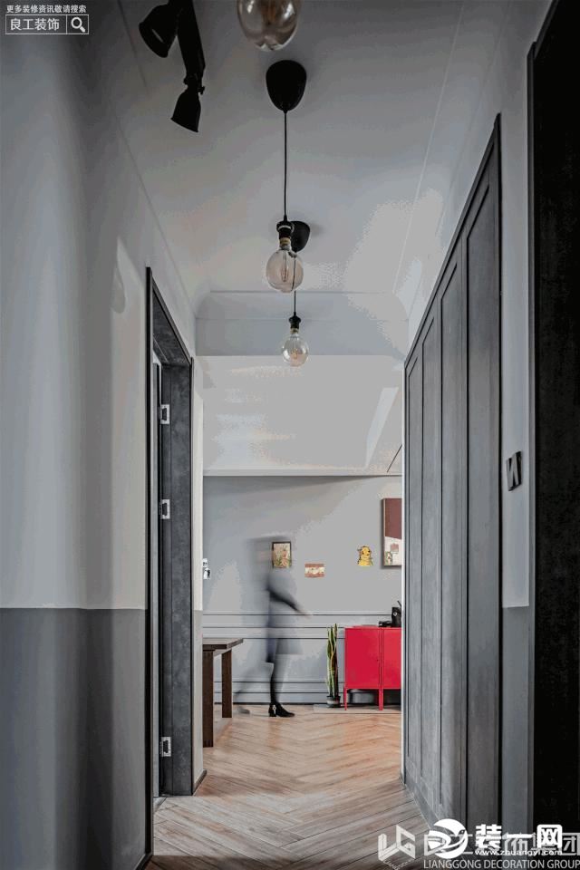 储物的需求，将客厅到卧室的走廊合理利用为内嵌式储物柜，灰色的橱柜和整体的卧室门色彩统一形成整体