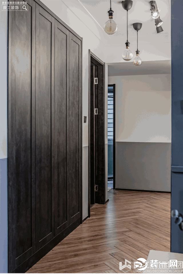 储物的需求，将客厅到卧室的走廊合理利用为内嵌式储物柜，灰色的橱柜和整体的卧室门色彩统一形成整体