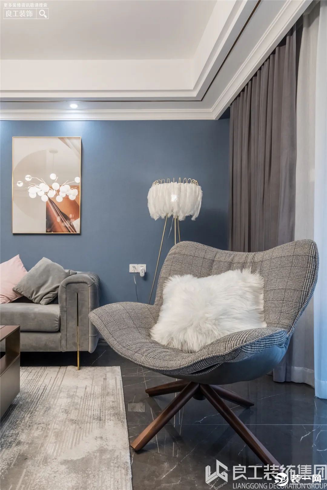 雾霾蓝是时下比较流行的色彩，将整面墙设计成沉稳的雾霾纯色，再通过抱枕等软装来丰富色彩，进行空间的填充