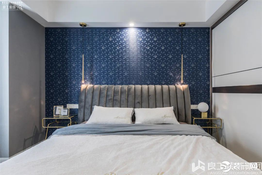 主卧整体简约舒适，以灰色的墙面为主，蓝色千鸟格的墙布突出背景，配上深灰色的床，营造出沉静的空间