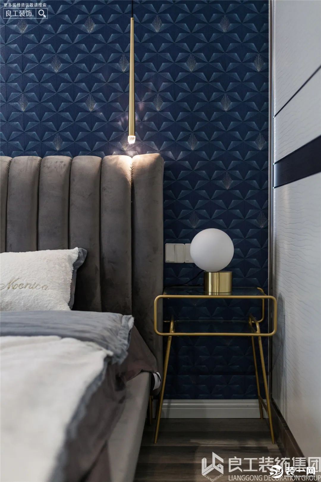 主卧整体简约舒适，以灰色的墙面为主，蓝色千鸟格的墙布突出背景，配上深灰色的床，营造出沉静的空间