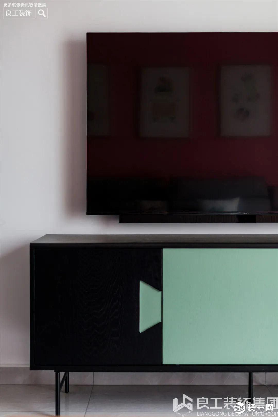 电视背景墙选用了纯色——淡灰，用黑、蓝撞色的时尚电视柜来丰富墙面，增加了空间的层次感