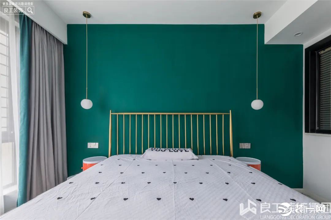 主卧选用墨绿色作为整面的墙背景，简约金属床、清新的床品以及简雅的吊灯整体搭配起来，形成独特的北欧特色