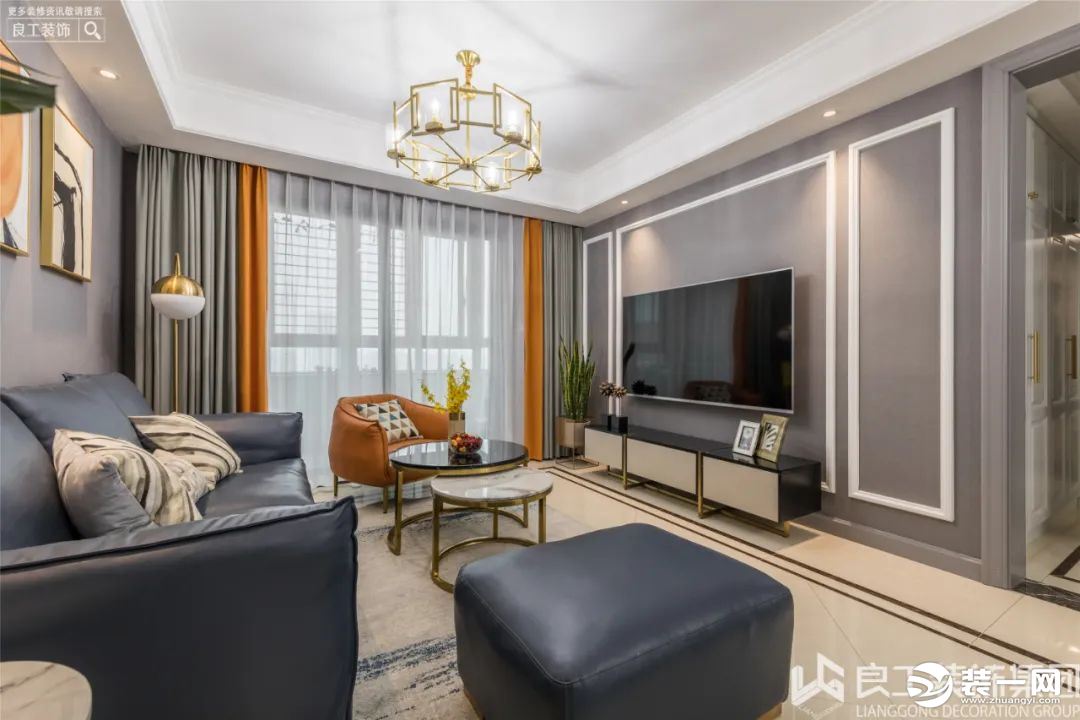 客厅藏蓝色的皮艺沙发高级舒适，浓重的橘色沙发和金属边框艺术画作浪漫邂逅，整体空间充满了生活和气息