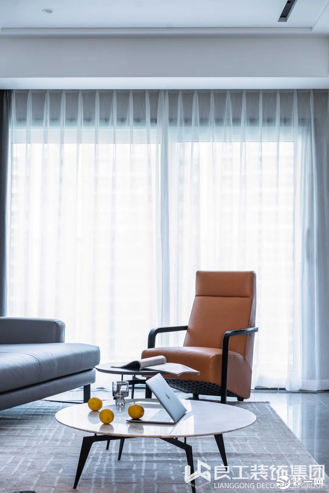 灰咖色的异形转角沙发细腻了硬朗的格调，暖橙色的真皮单人椅打破了暗沉，在空间内绽放着异彩。