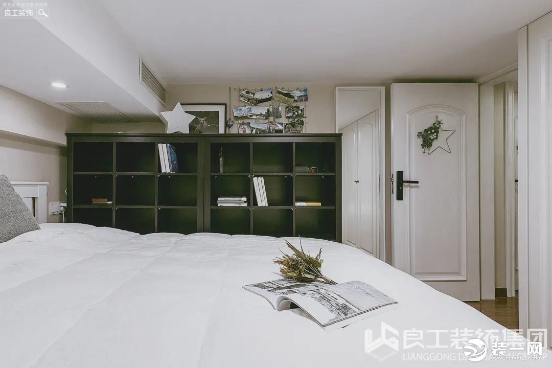 卧室空间摈弃任何繁芜的装饰，纯净的色彩、简单的陈设，点到为止的细节处理，使得满屋子散发着格外清新淡雅