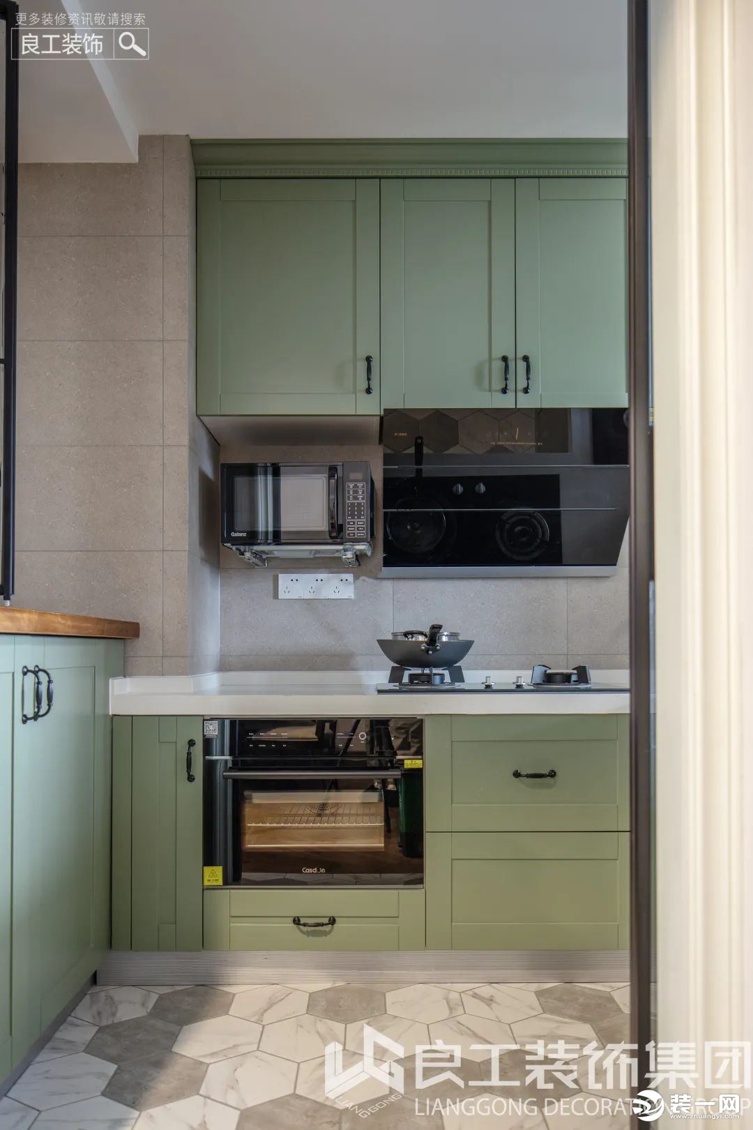厨房将主空间的那抹浅绿色引入，流淌着一抹灵动清新的艺术韵味，让烹饪的心情随之愉悦。