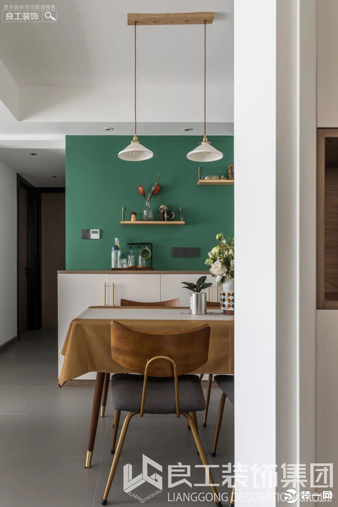 设计师精心挑选的莫兰迪绿色上墙后，与客厅的森林绿彼此呼应