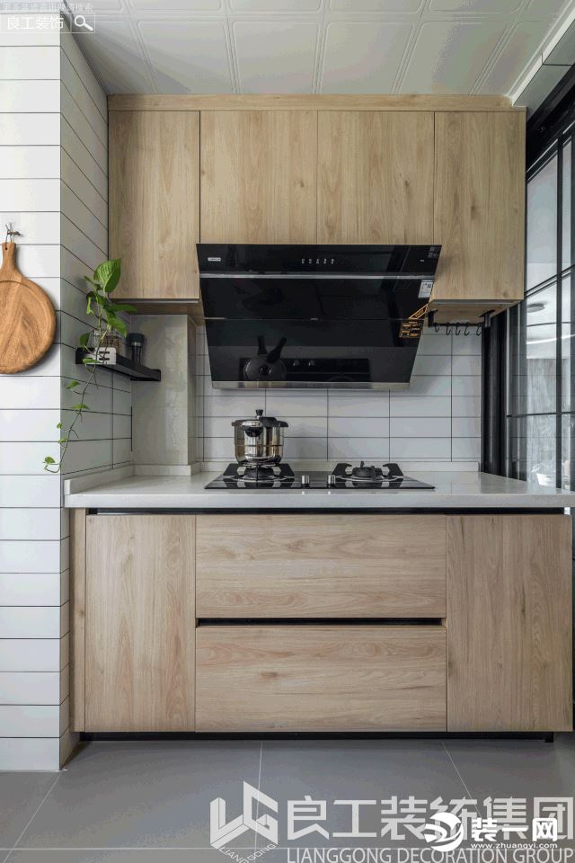 厨房空间采用原木色木质橱柜，配上简单清爽的小白砖，衔接处加上黑色美缝，整体打造出淳朴温暖的北欧风