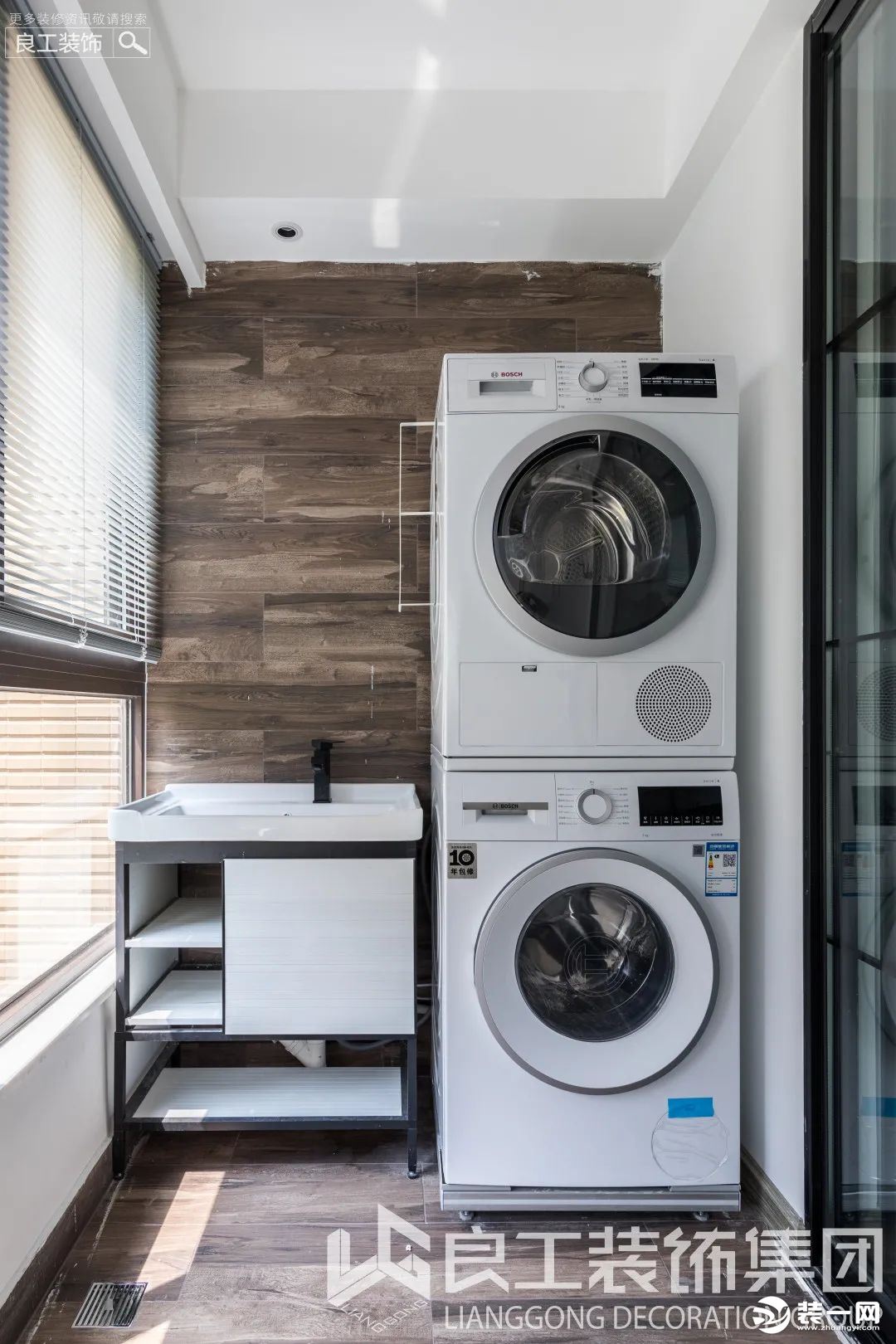 阳台做了洗衣机烘干机一体叠放，设计了功能齐全的洗衣区域