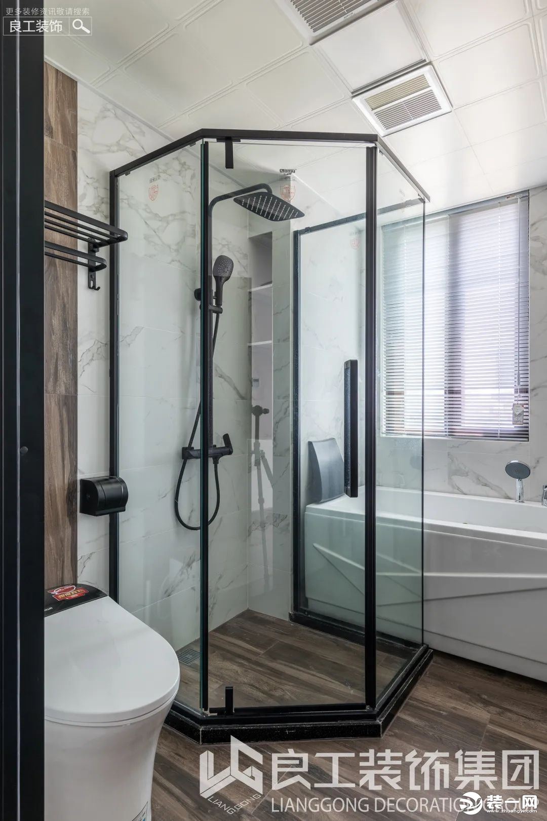 卫生间以大理石和木饰面结合，简约于形，优雅于里。淋浴房的黑色边框利落有型，赋予卫浴空间时尚气韵