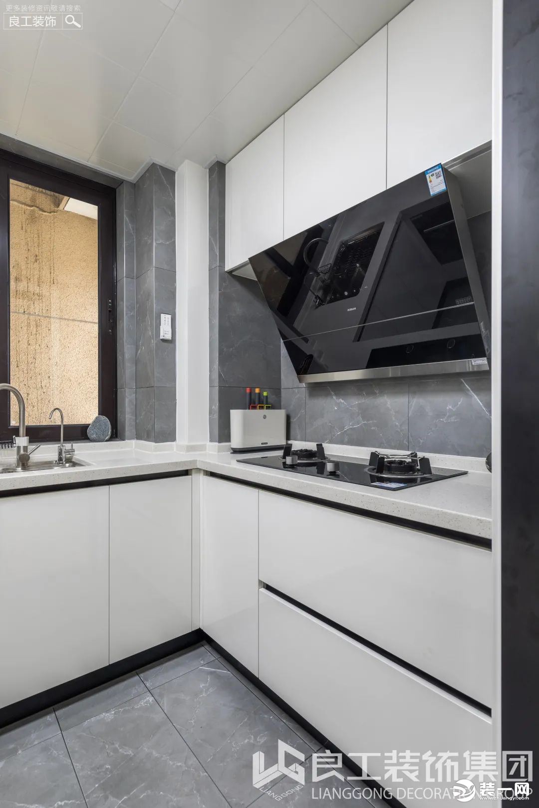 厨房空间打造成了黑白色调，白色的烤漆柜体与磨砂质感的台面完美契合，搭配深灰色花纹墙砖，时尚大气