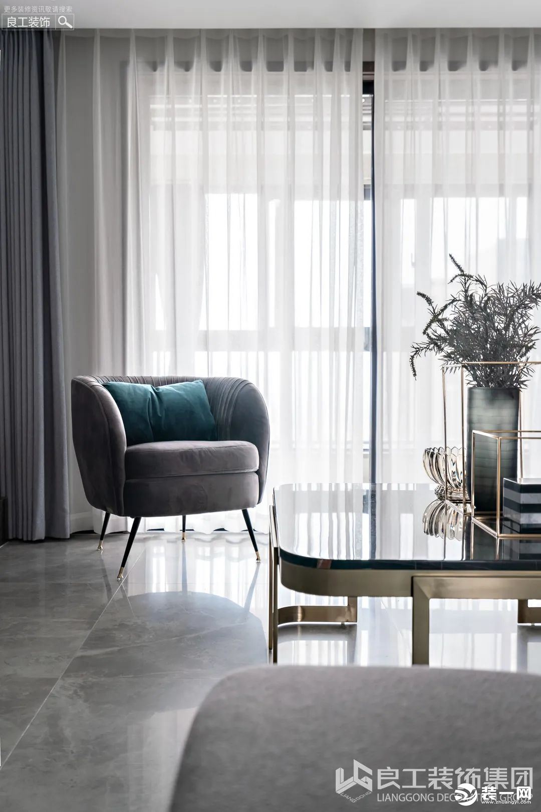 客厅局部点缀金属、丝绒元素，与主家具巧妙形成温柔恬淡的冷暖对比，融于质感又为空间增添一抹亮色