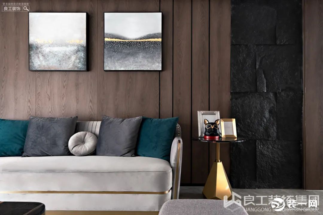 岩板+木饰面的电视背景墙设计，赋予空间更强的层次感，让整个空间的流动性更强