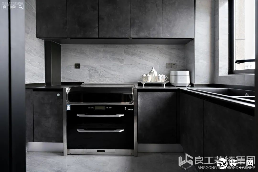厨房贯彻了黑灰时尚，深深浅浅的墙砖花纹诠释着优雅细节