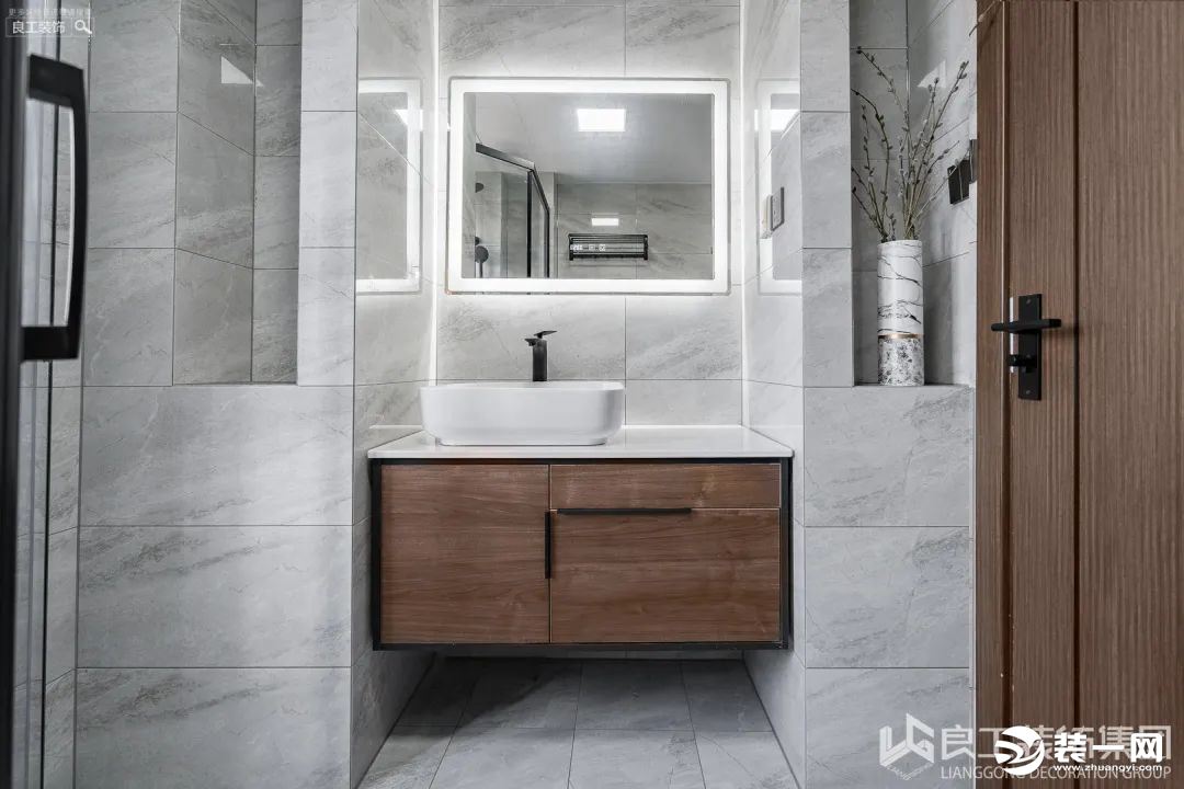 岩石灰墙砖搭配木质柜体，均衡了卫浴空间整体空间的冷冽感， 整体清爽大气上档次