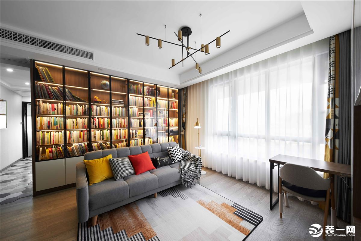 客厅选择了低矮柔软的布艺沙发，纵向拉升视觉观感，高级灰的用色与柔软的质感相得益彰，带来更多慵懒气息。