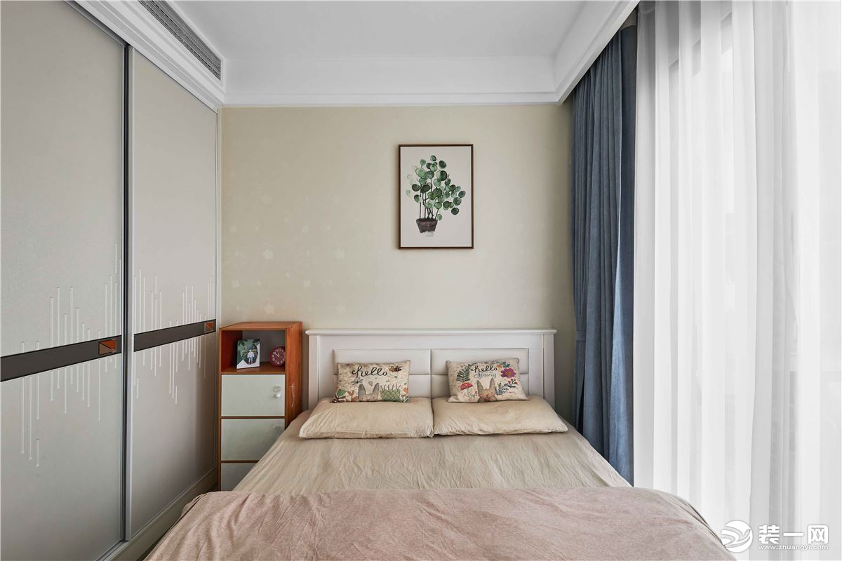 次卧设成了恬静的儿童房，摈弃过于甜腻的搭配，一切归于简单的舒适。