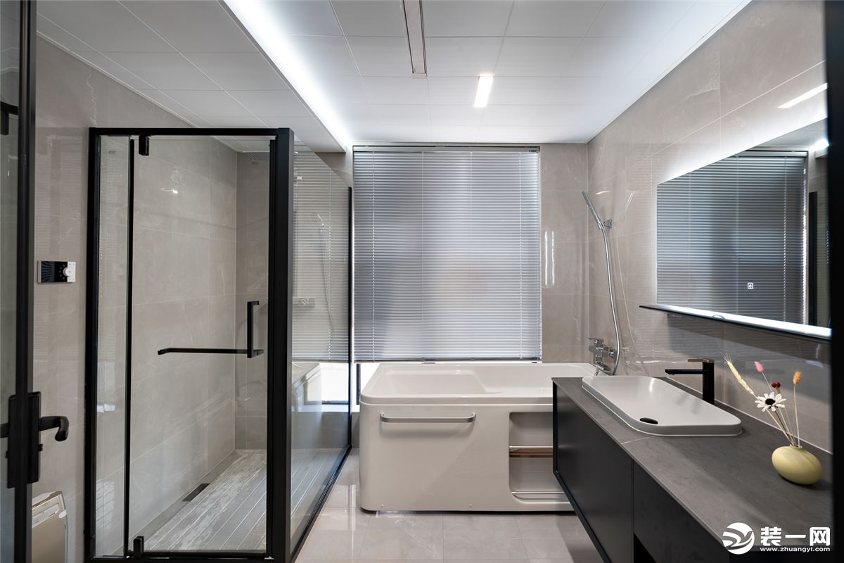 卫浴空间设计满足了浴缸需求，大大提升了空间的舒适度。
