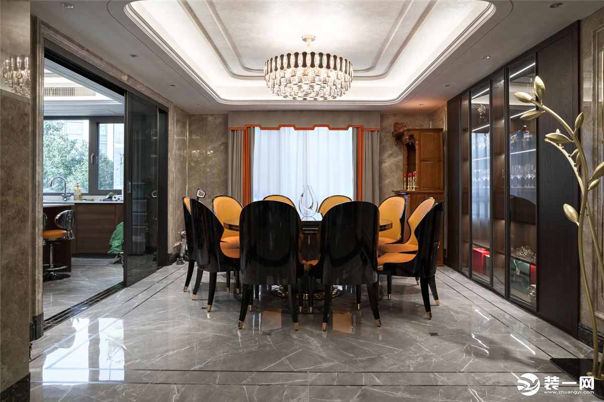 基于空间的特性和男业主的生活习惯，设计师将茶室与客厅并行，形成开放式大空间。