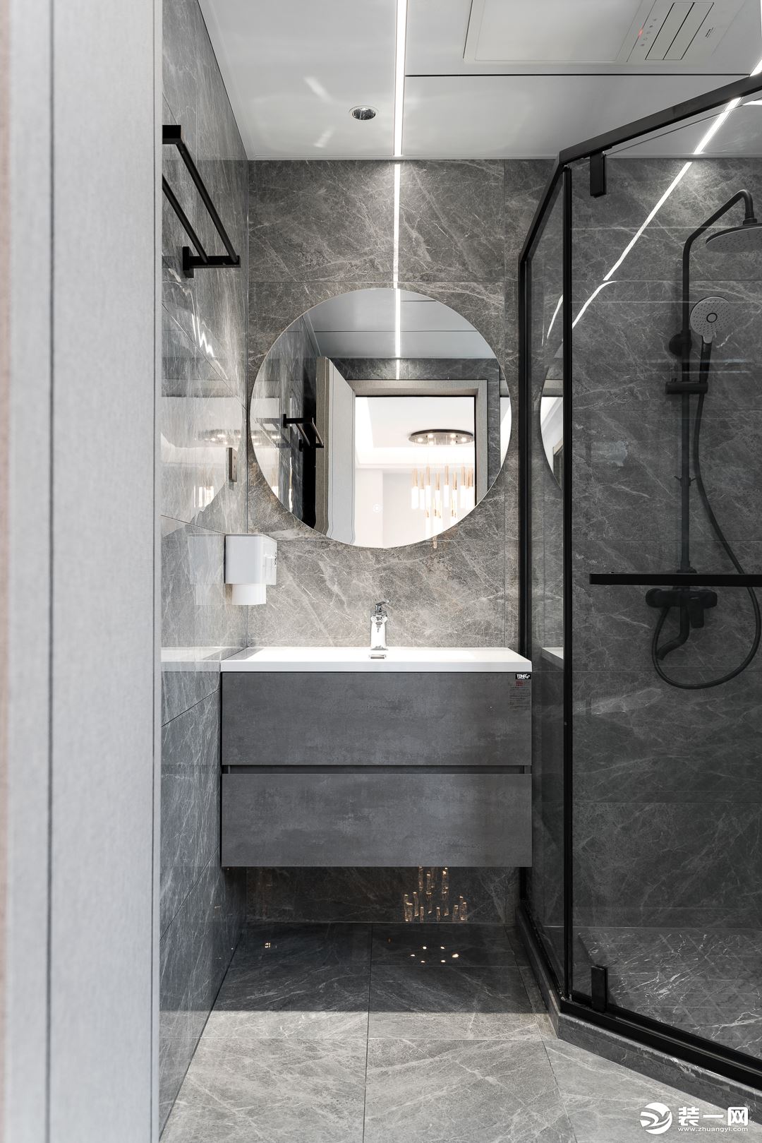 卫浴空间采用了气质灰调，不动声色流露出现代都市摩登感。