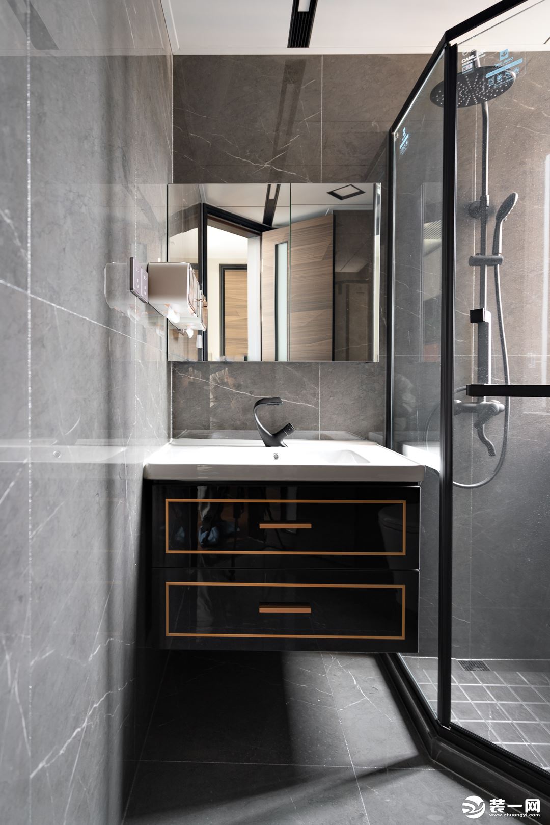黑金搭配的悬挂式洗漱台精致摩登，淋浴房的黑色金属边框利落有型，让空间多了一份现代质感。