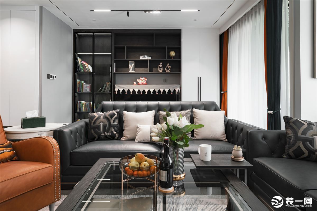都市气质满满的真皮沙发，U型组合，黑橙配色，勾勒出空间的精致立体，也契合了客厅的内敛气质。  