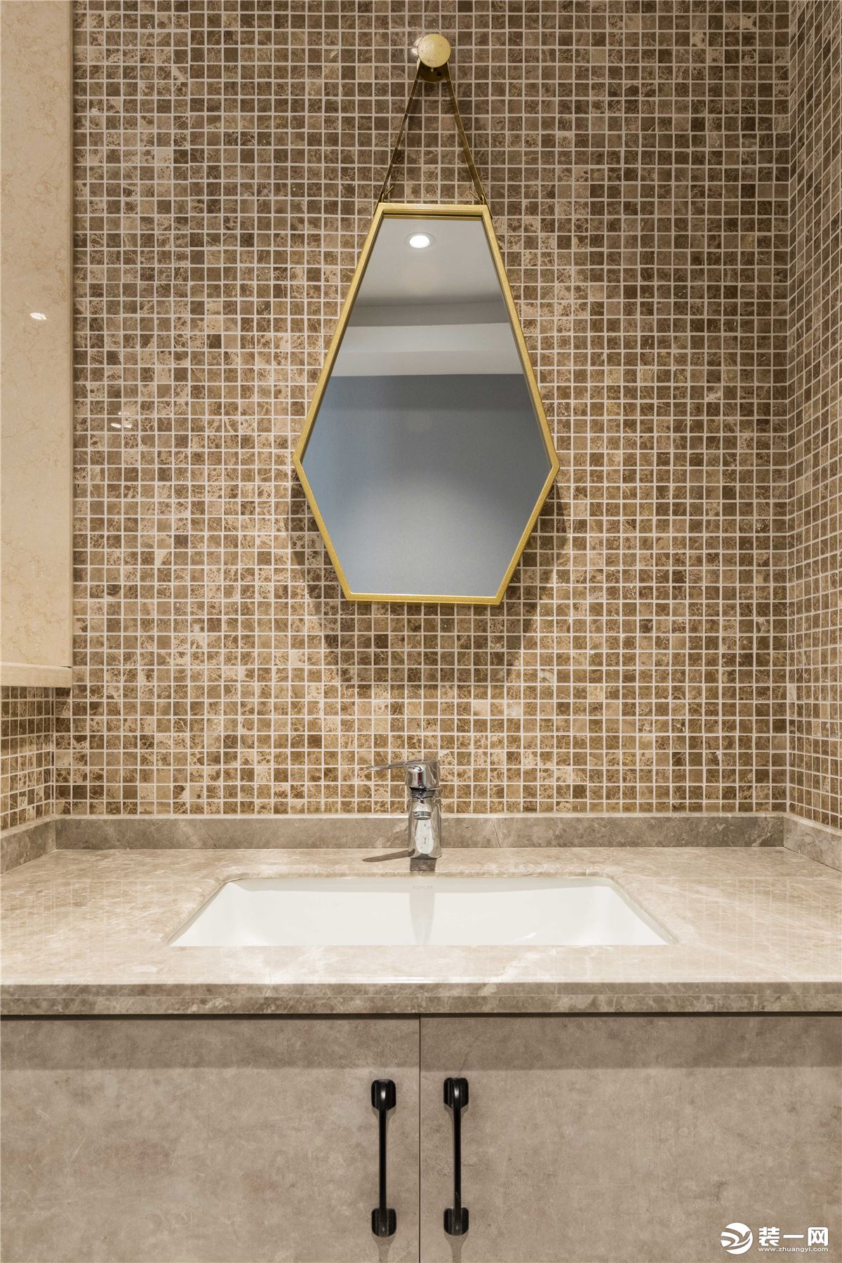 将主卧的空间改为干湿分离的公共卫生间，并且将洗手区域移到外面，敲掉半面墙来增加实用性。