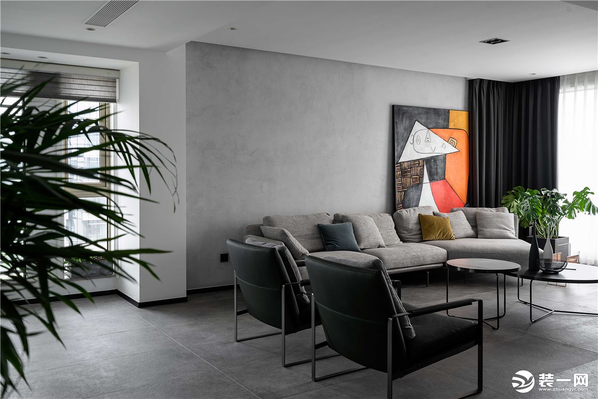 灰色墙布拼贴的墙面搭配一幅橙色点缀的跳跃性挂画，以艺术化的视觉呈现，绽放着背景墙独有的风采。