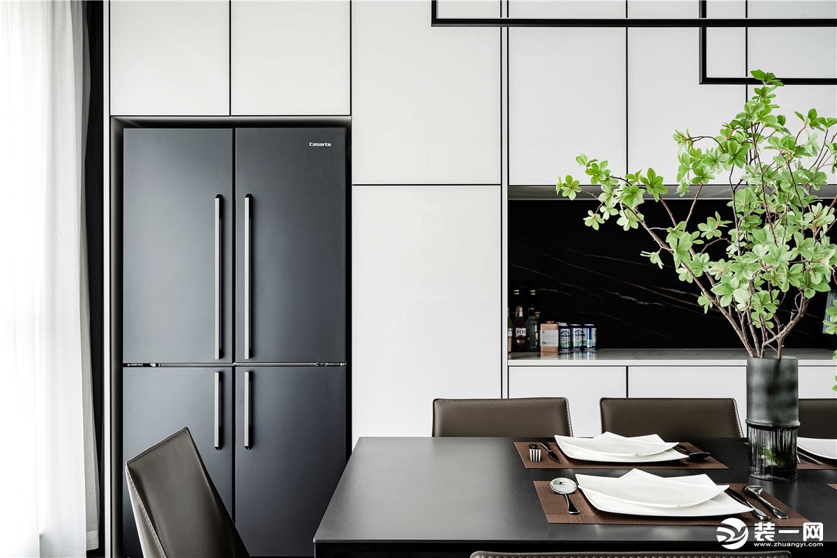 利用设计的手法让家居配色和空间线条更加清晰明确，内嵌式冰箱让空间在视觉上更加利落，