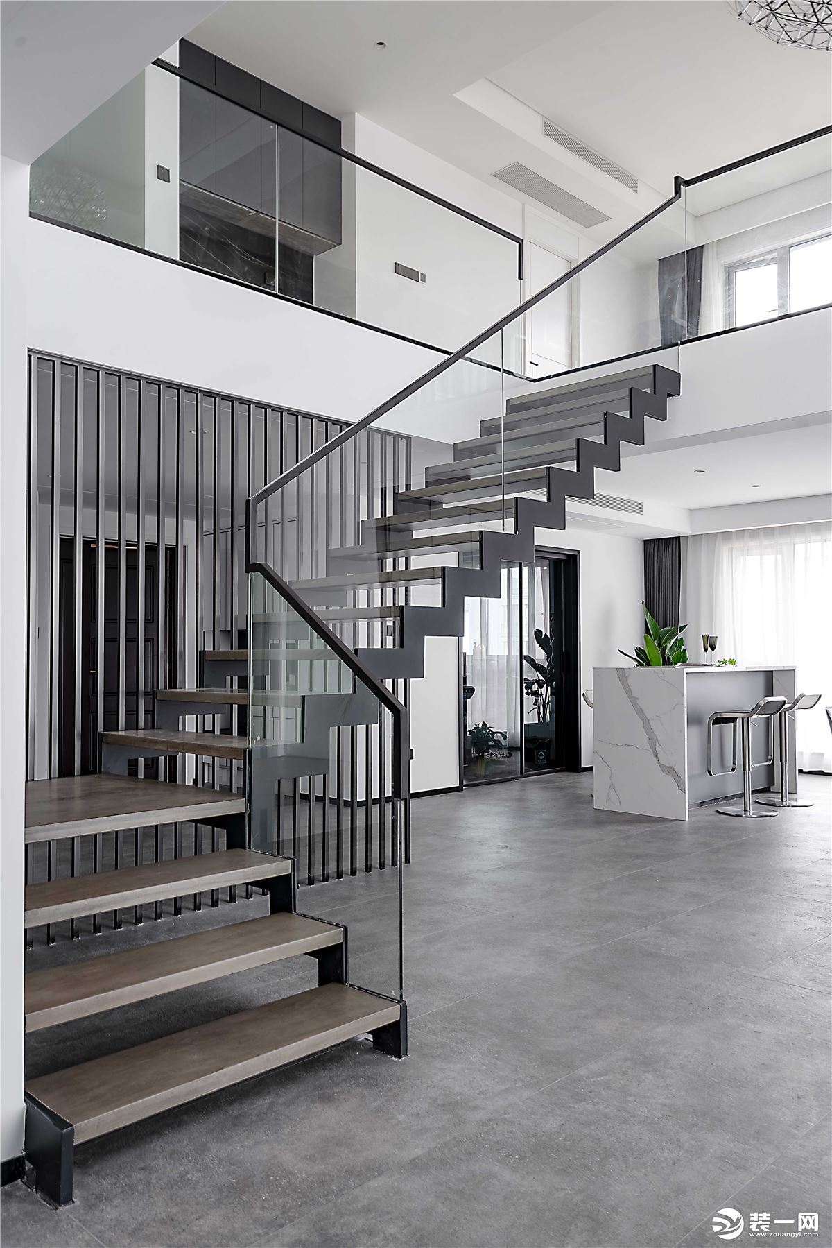 黑色的楼梯线条也让现代极简在此得到了很好的诠释。
