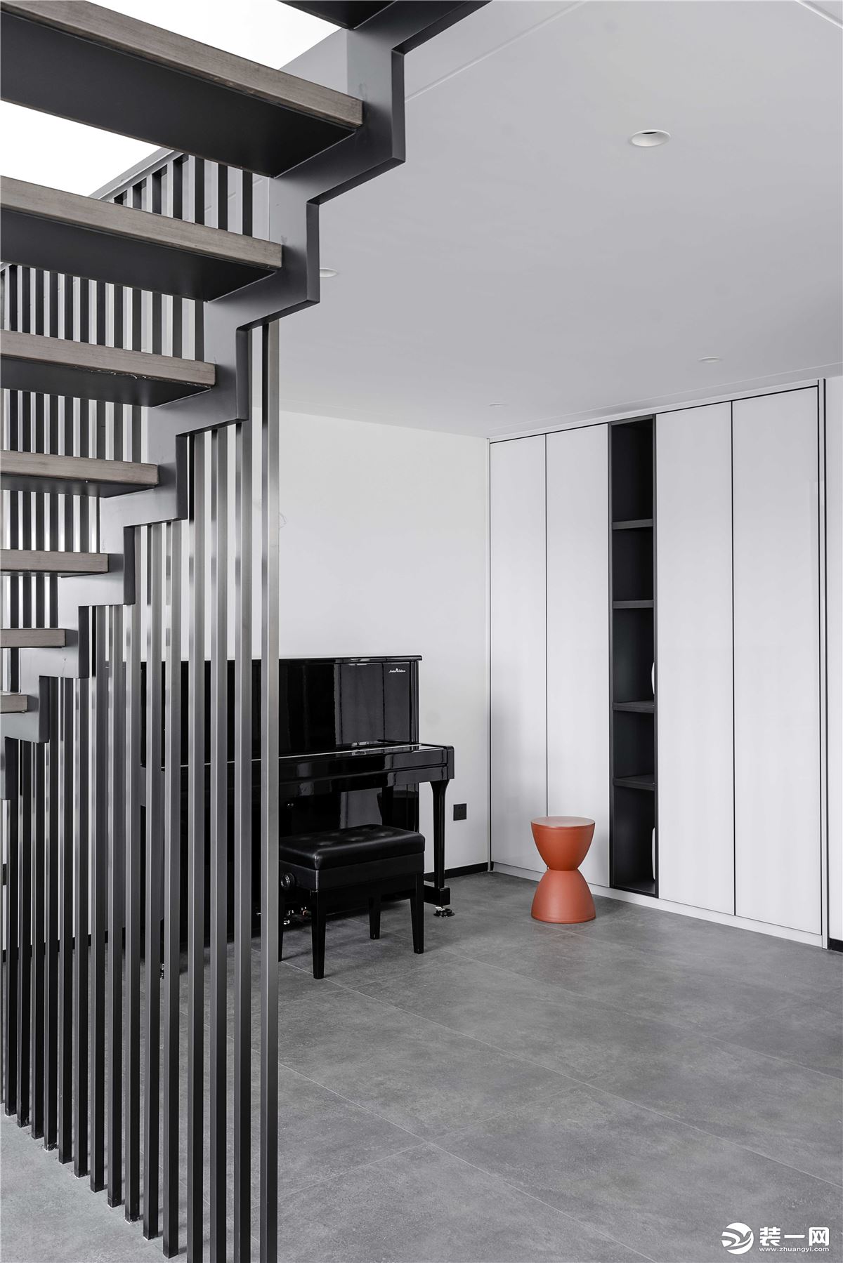 合理利用楼梯下侧的空间，作为开放式琴房使用，金属栅栏的隔断既可以作为空间区域的划分又可以保障光线.