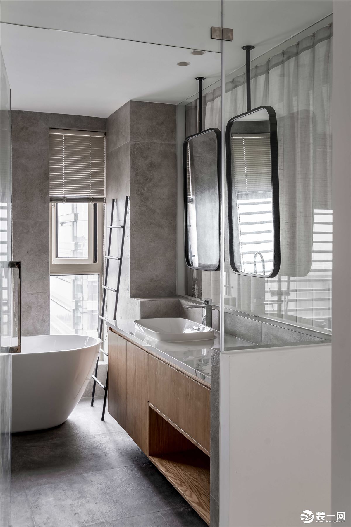 主卫是双镜的设计，在靠窗的位置放一个浴缸，挂上百叶帘，保证卫浴的私密性。