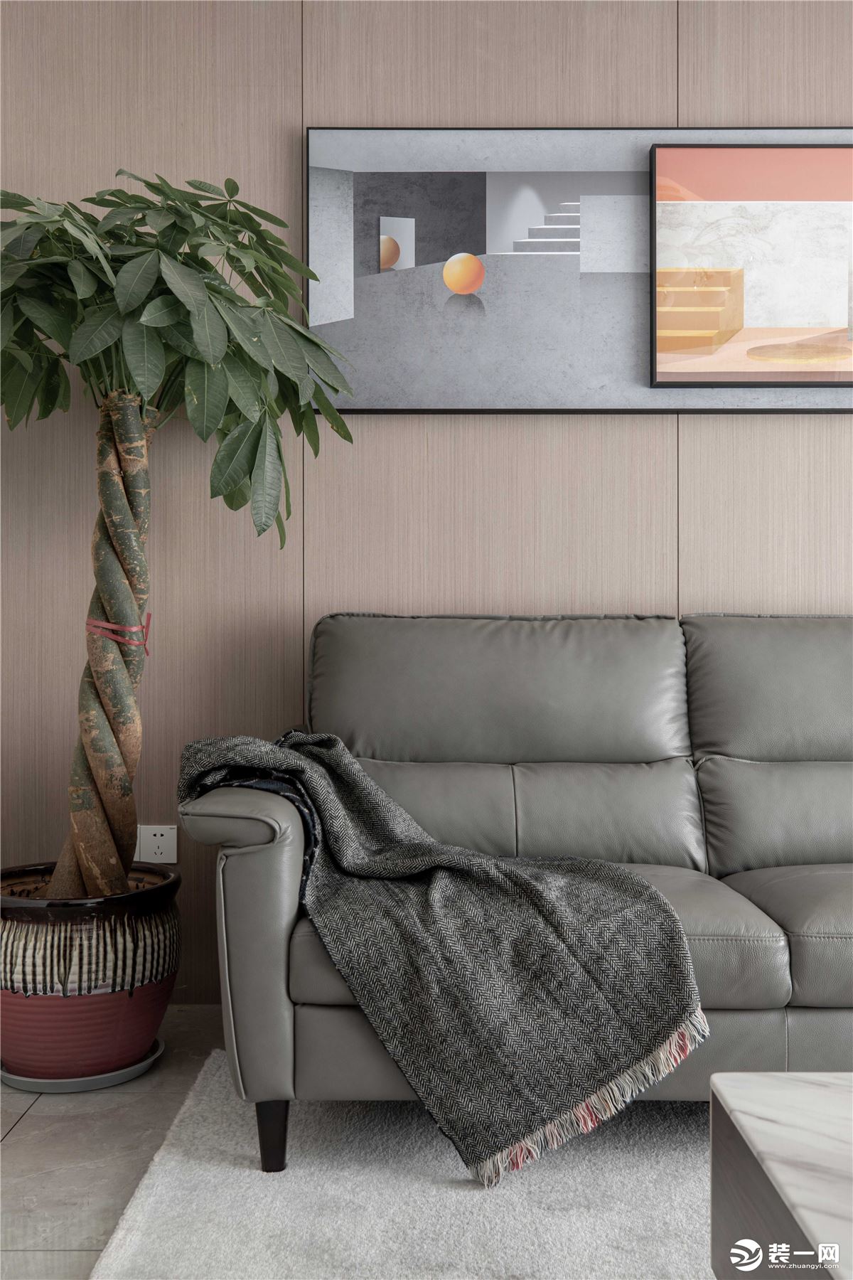 与灰棕调的沙发互相映衬，营造出时尚明朗的现代都市风格。