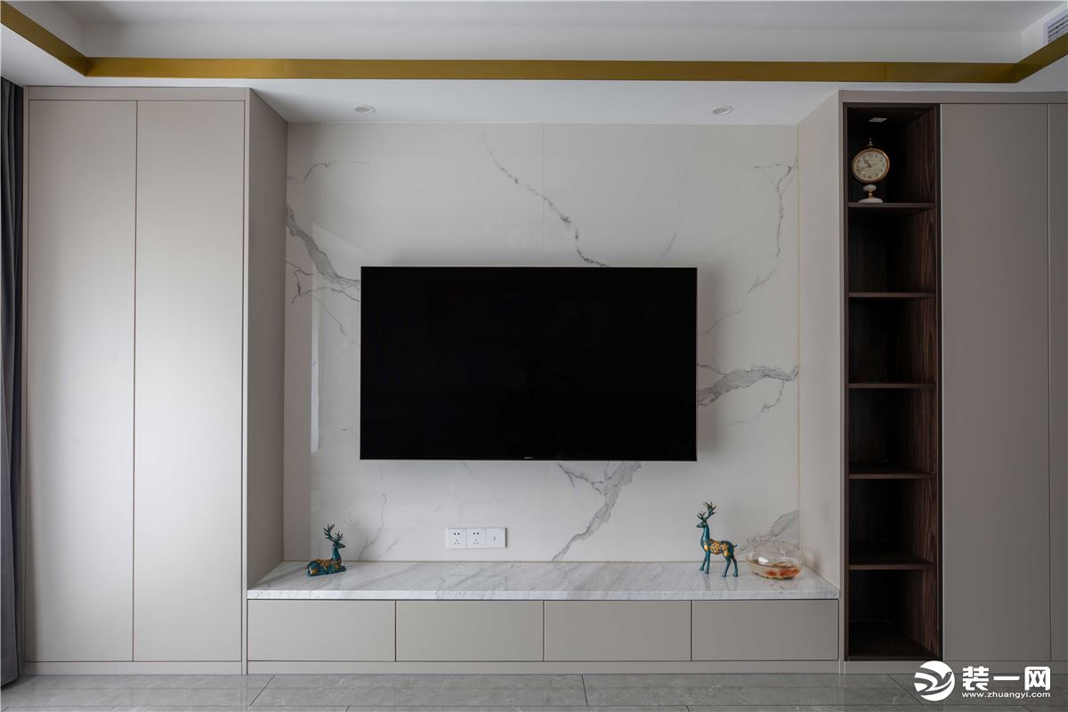  电视背景墙采用大理石与柜体组合而成的不对称设计，立柜+抽屉+隔层等多元柜体组合，实用与时尚兼具。