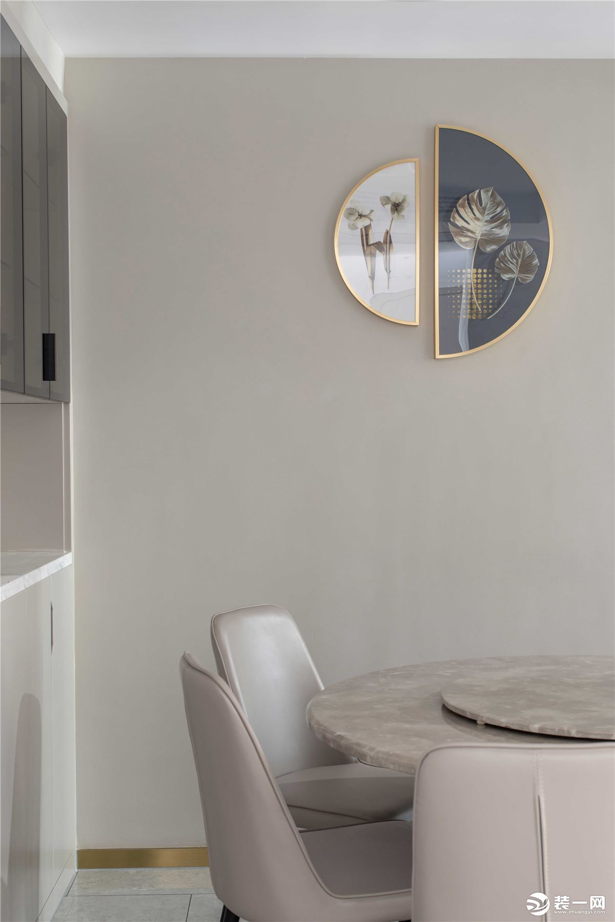 一套圆形的岩板餐桌，为空间聚气。温柔的奶咖色系，与客厅的配色呼应，增强了空间的统一性。