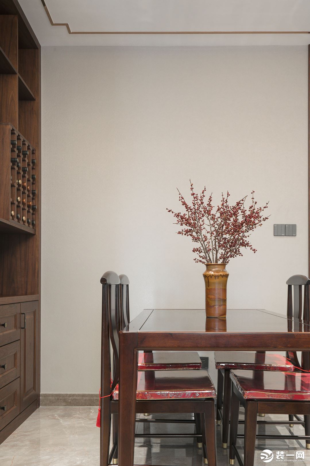 相对小型的方餐桌靠墙而设，一桌四椅，满足日常家庭就餐。
