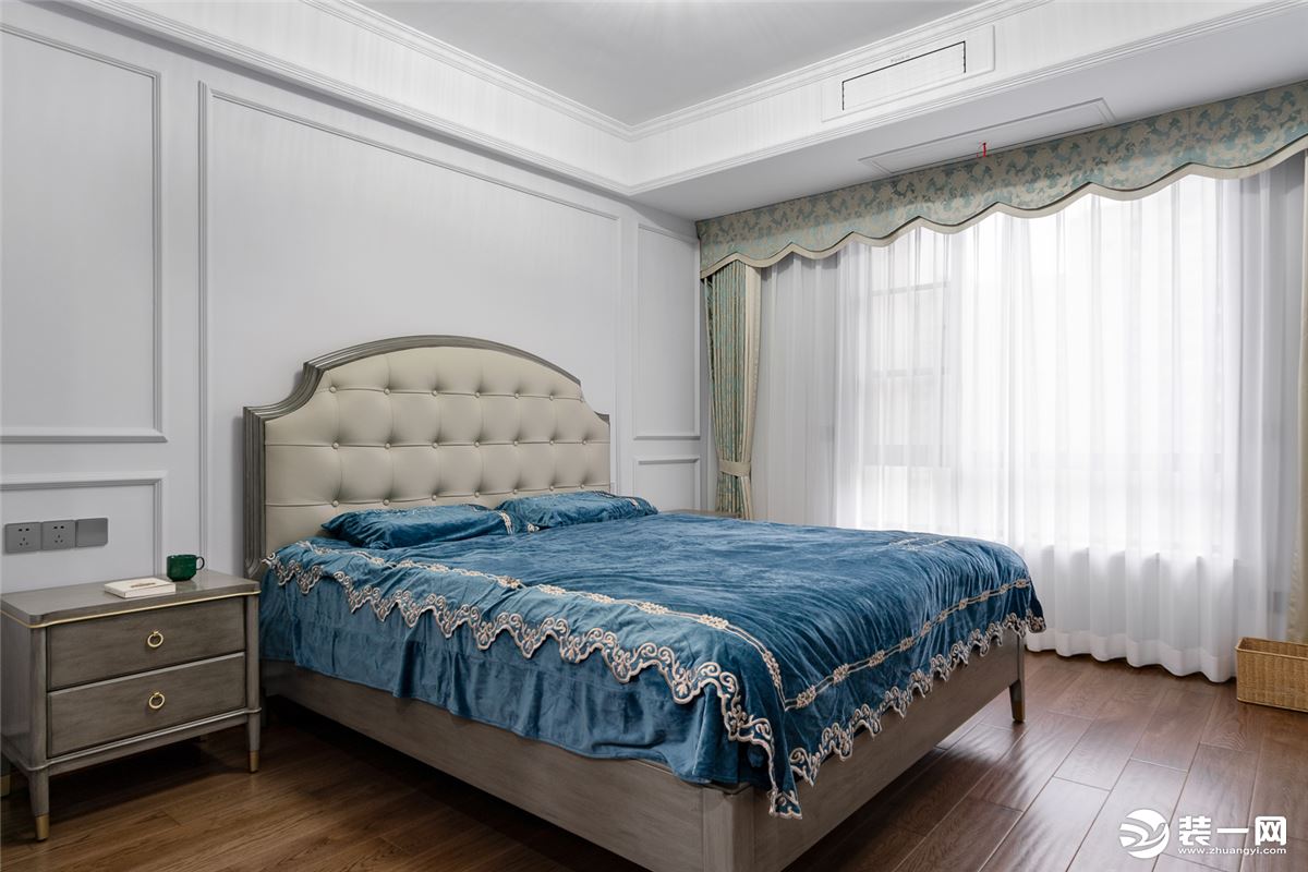 延续了客厅去繁化简的设计风格，月兰色为主调的床品精致优雅，