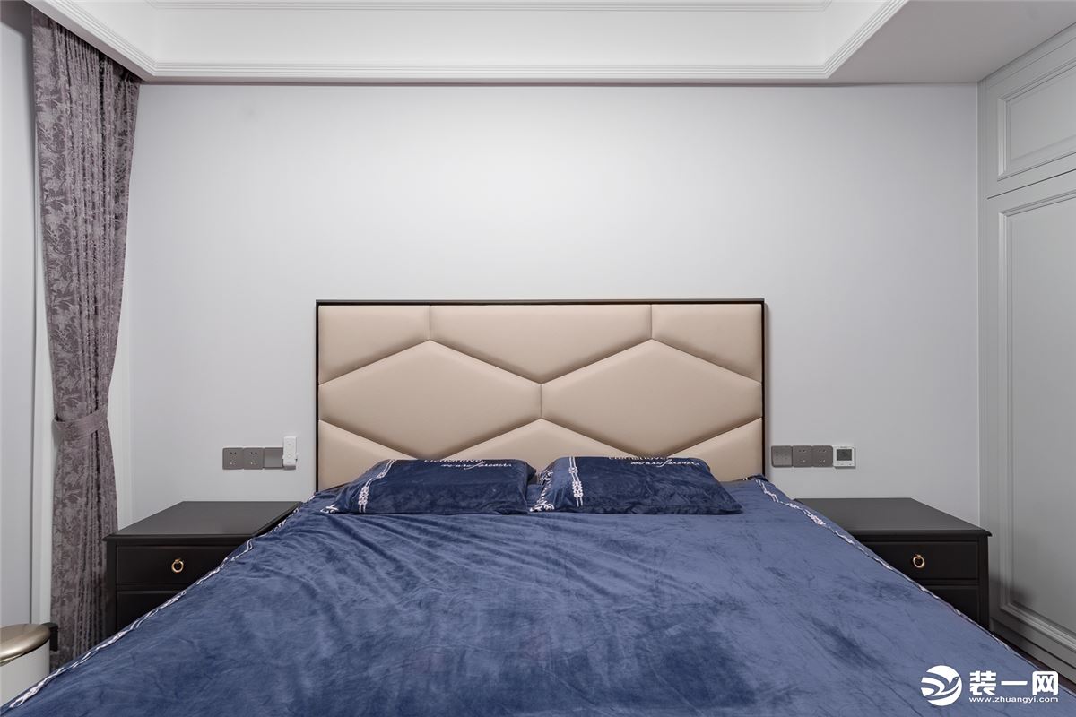 次卧空间也是相对简洁，大白墙映衬着色彩中性而温婉的软装，让空间更柔和富有层次感。
