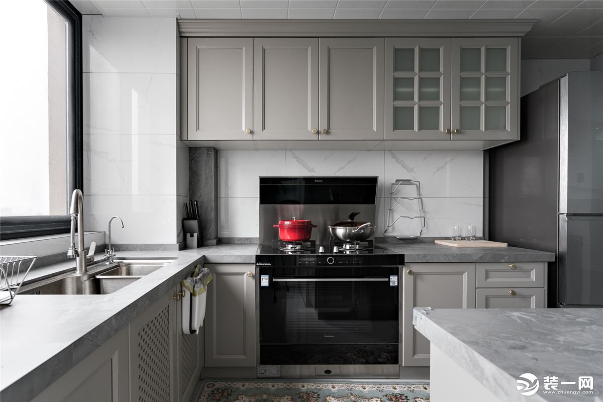 L型的厨房开阔大气，不易过时的黑白灰色系时尚耐看。