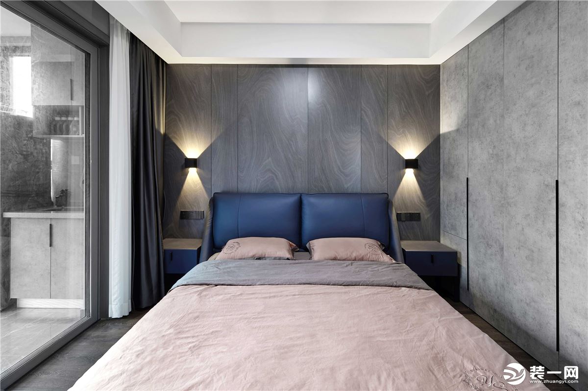 主卧空间凝练有序，床头背景墙采用木饰面，深灰色适合塑造宁静质感，