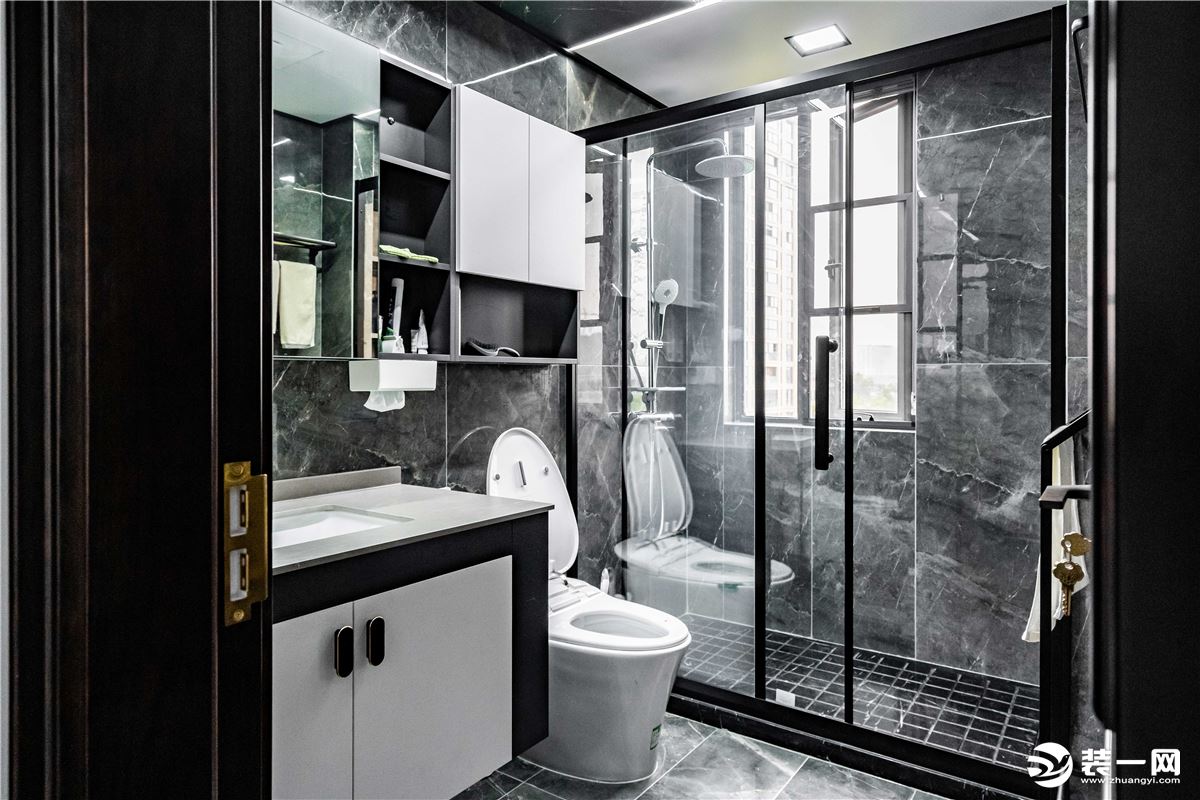 卫浴空间采用气质黑白灰调，不动声色流露出现代都市高级质感，缔造出兼具颜值与实用的舒压区域。