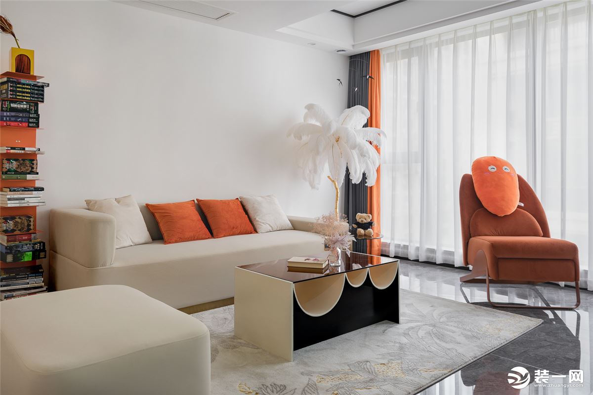 客厅以素雅白为基底色构建而成的纯色空间，