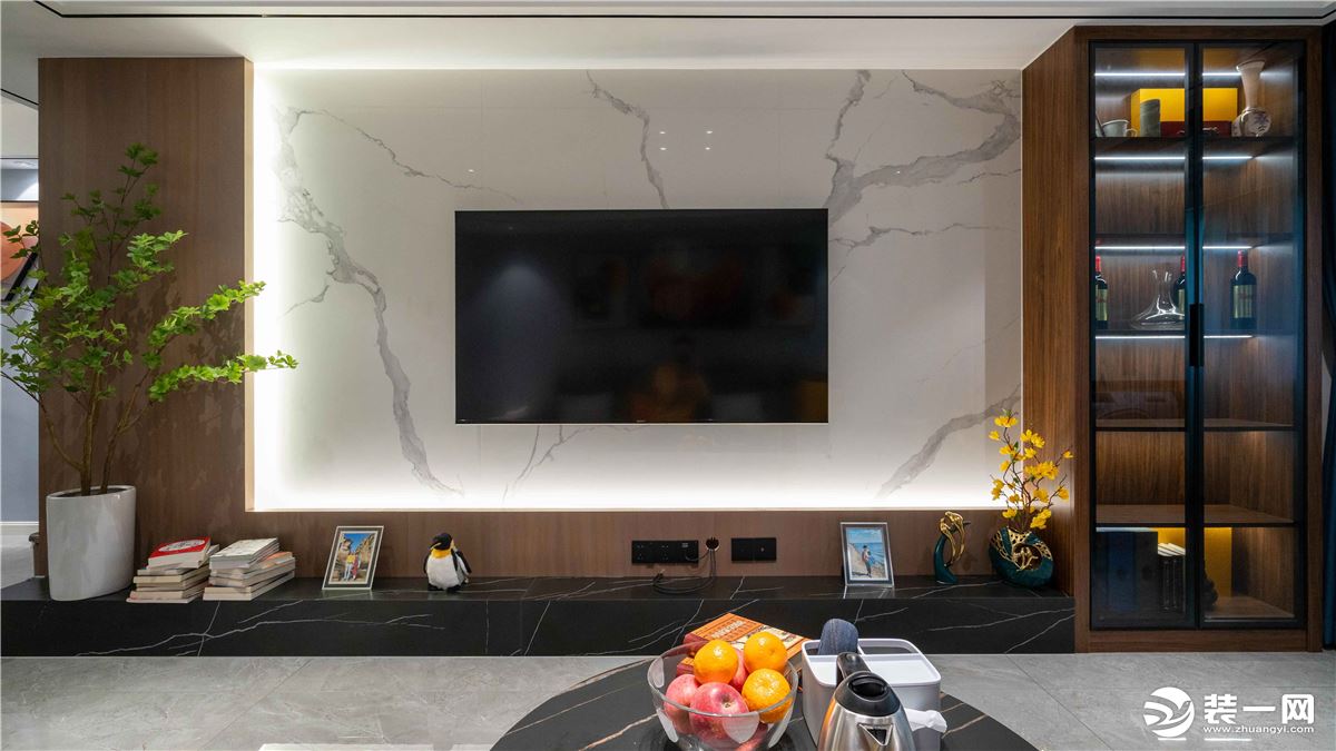 电视背景墙采用了大岩板+木饰面的组合形式，让空间感得最大化延伸。