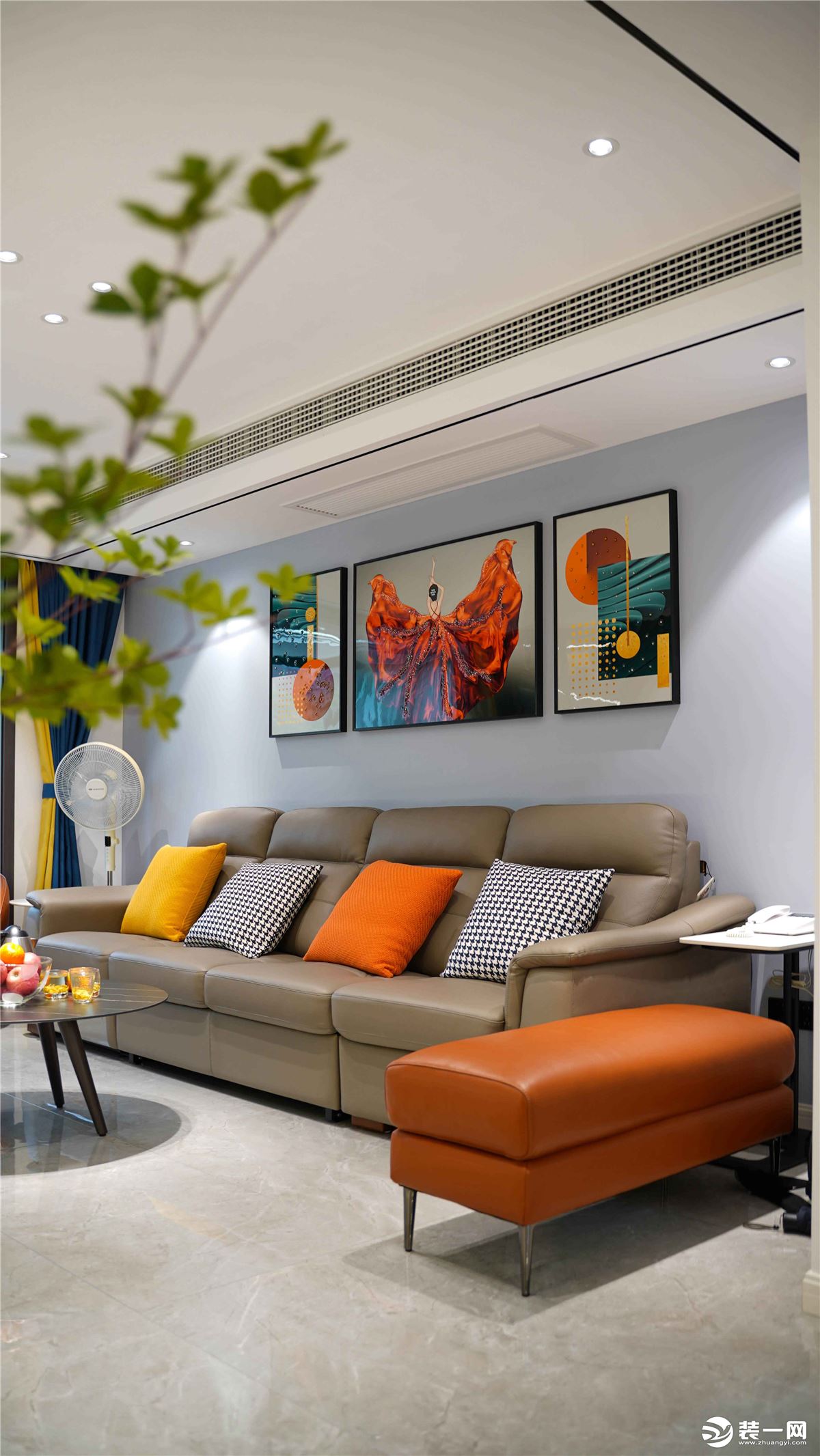 沙发背景墙用浅浅的雾霾蓝色代替大白墙，搭配亮色系艺术装饰画，空间顿时有了活力与雅致感。