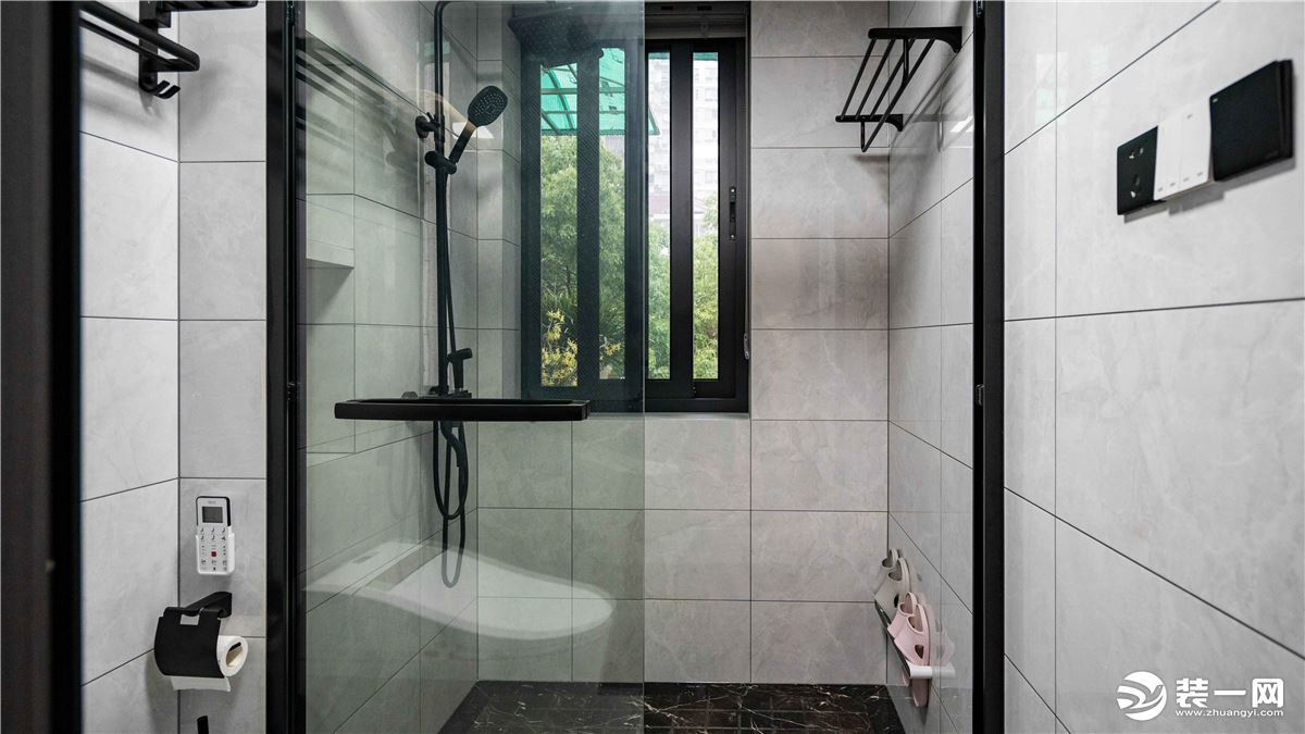 卫生间选择了干湿分离的设计，一字型淋浴房的边框选用很有质感的黑色磨砂材质，简约大方。